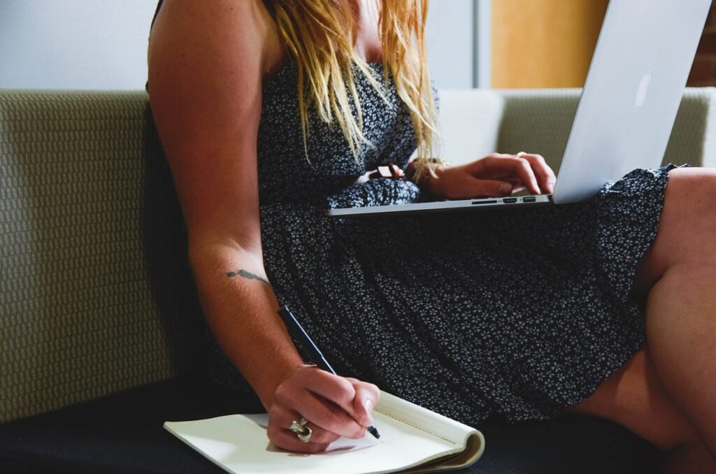 How Do Freelancers Handle Client Expectations And Ensure Transparency In AI Prompt Projects?